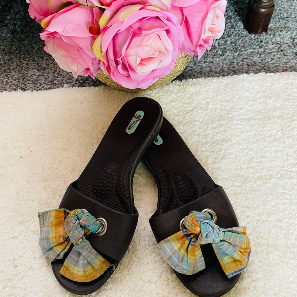 Oka B Women’s Dark Brown Plaid Bow Rubber Slide Sandals Size Medium